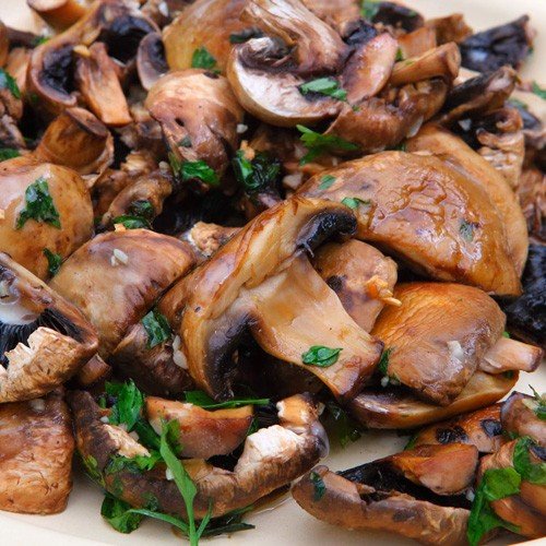 CHAMPINONES PLANCHA CON AJOS PEREJIL